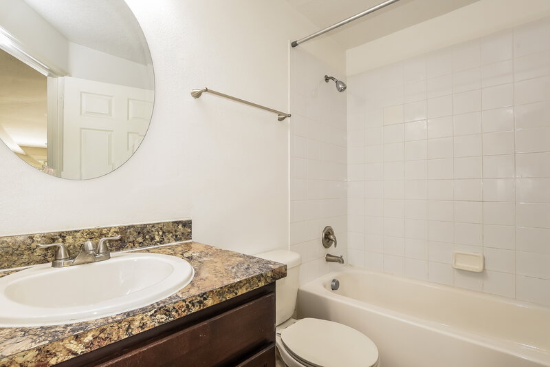2,040/Mo, 125 Cataldo Way Groveland, FL 34736 Bathroom View