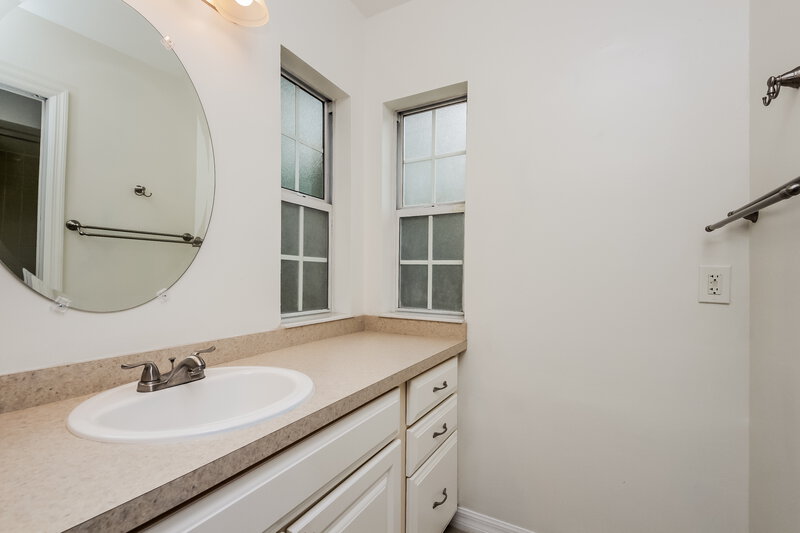 1,810/Mo, 2020 Donnelly Pl Mount Dora, FL 32757 Main Bathroom View