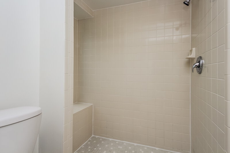 1,810/Mo, 2020 Donnelly Pl Mount Dora, FL 32757 Main Bathroom View 2