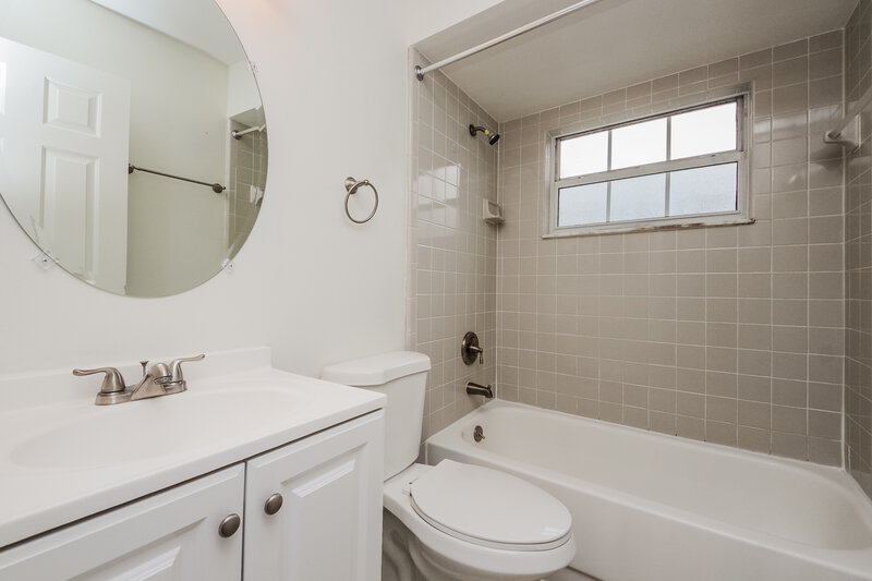1,810/Mo, 2020 Donnelly Pl Mount Dora, FL 32757 Bathroom View