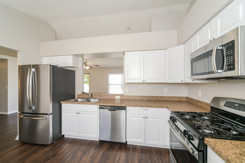 2,095/Mo, 13448 Silver Leaf Cir Clermont, FL 34711 Kitchen View