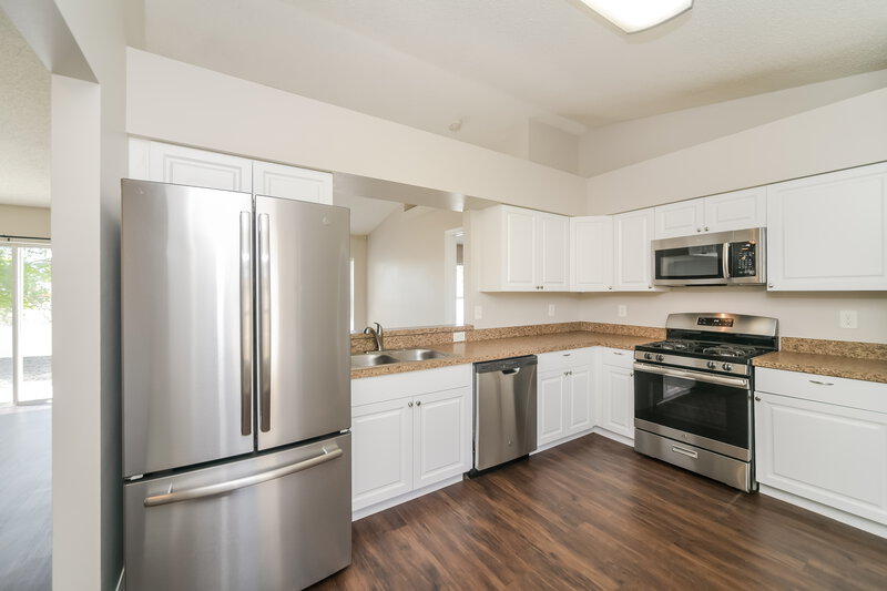 2,095/Mo, 13448 Silver Leaf Cir Clermont, FL 34711 Kitchen View 2