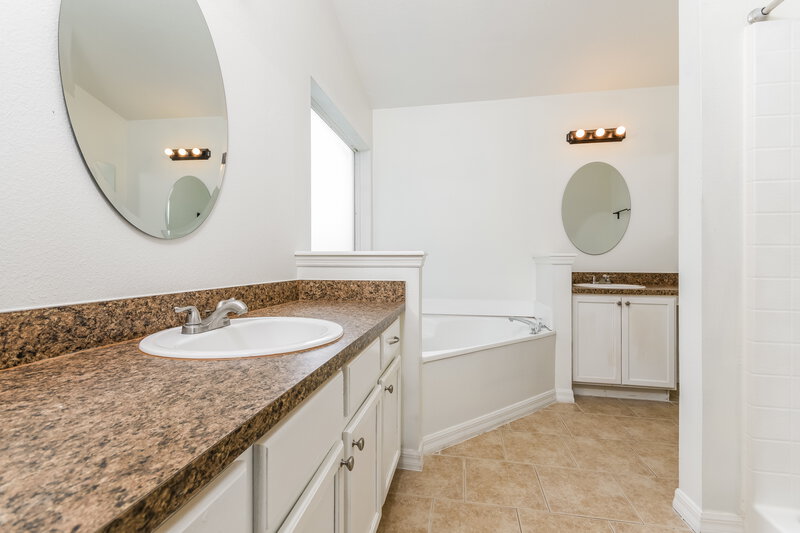 2,355/Mo, 933 Copenhagen Way Winter Garden, FL 34787 Main Bathroom View