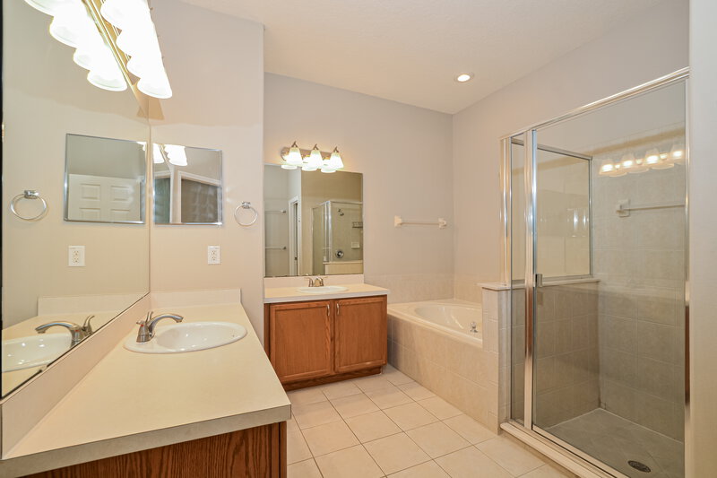 3,380/Mo, 14742 Stonebriar Way Orlando, FL 32826 Main Bathroom View