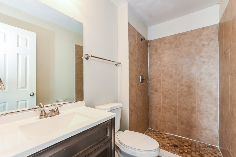 2,100/Mo, 8639 Foley Dr Orlando, FL 32825 Main Bathroom View