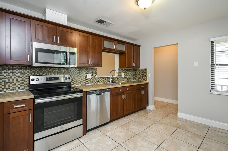 3,060/Mo, 10645 Wyndcliff Dr Orlando, FL 32817 Kitchen View 2