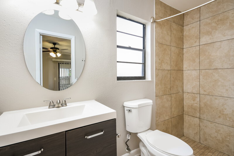3,060/Mo, 10645 Wyndcliff Dr Orlando, FL 32817 Main Bathroom View