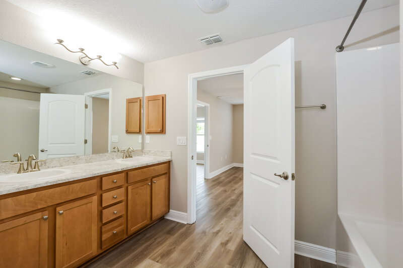 2,110/Mo, 7636 Sloewood Dr Leesburg, FL 34748 Main Bathroom View