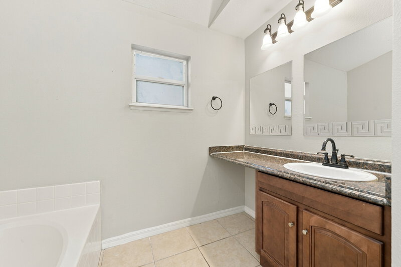 1,895/Mo, 905 Derbyshire Dr Kissimmee, FL 34758 Primary Bathroom View