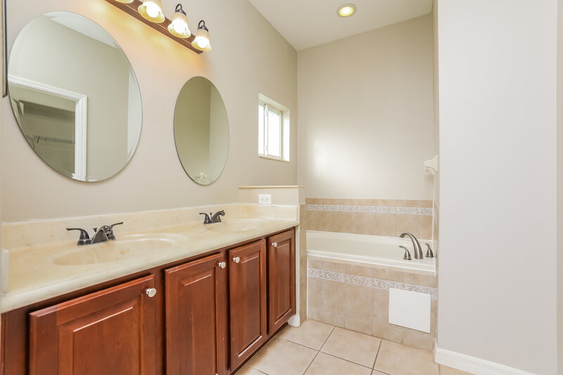 2,390/Mo, 5776 Quinton Way Mount Dora, FL 32757 Main Bathroom View