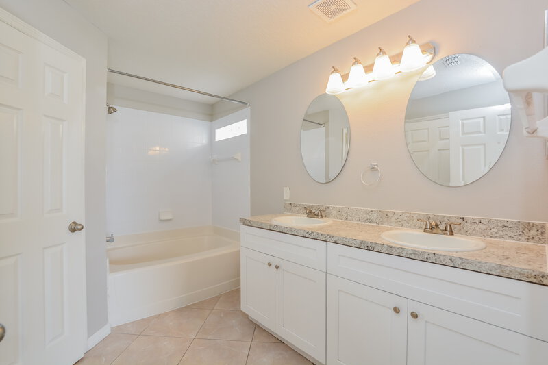 2,120/Mo, 2215 Santa Lucia St Kissimmee, FL 34743 Main Bathroom View