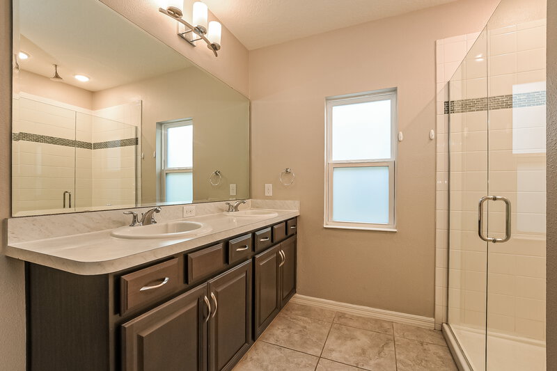 2,020/Mo, 9808 Kinmore Dr Groveland, FL 34736 Main Bathroom View