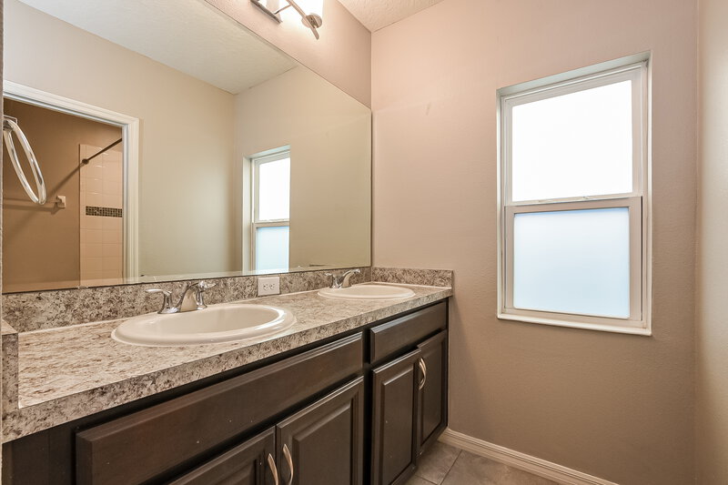 2,020/Mo, 9808 Kinmore Dr Groveland, FL 34736 Bathroom View