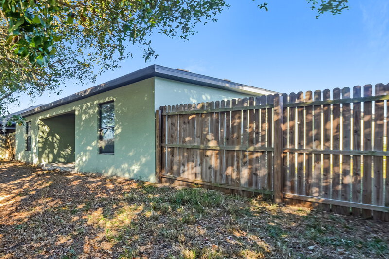 2,690/Mo, 2404 Bexley Dr Tavares, FL 32778 Rear View