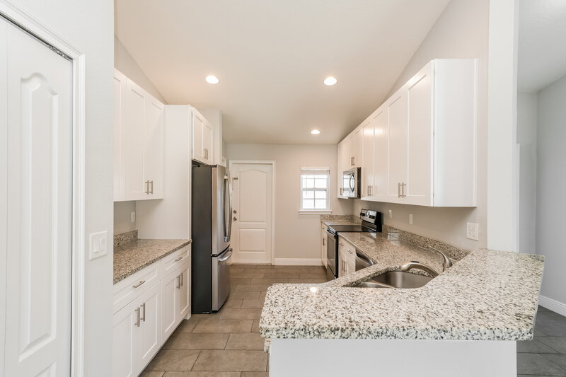 2,400/Mo, 433 Bloomfield Dr Kissimmee, FL 34758 Kitchen View