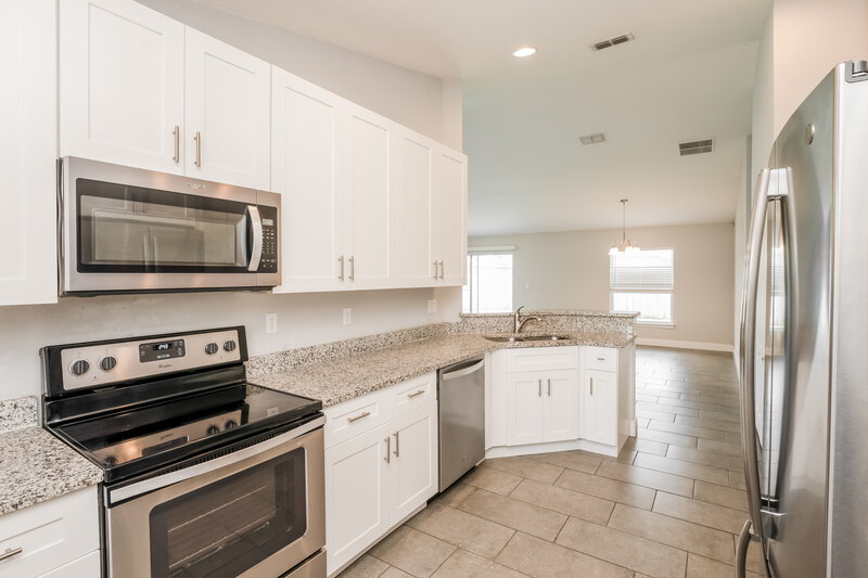 2,400/Mo, 433 Bloomfield Dr Kissimmee, FL 34758 Kitchen View 2