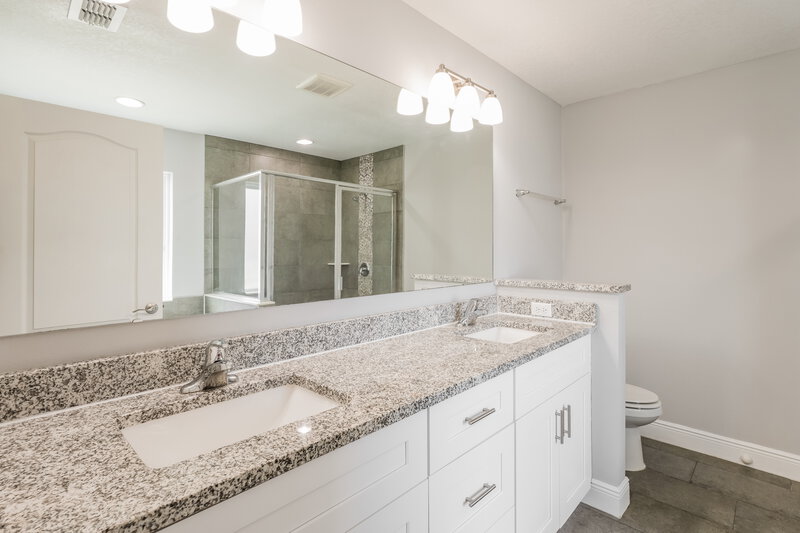 2,400/Mo, 433 Bloomfield Dr Kissimmee, FL 34758 Main Bathroom View