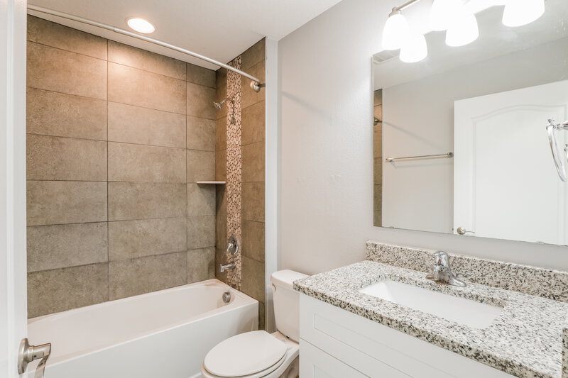 2,400/Mo, 433 Bloomfield Dr Kissimmee, FL 34758 Bathroom View