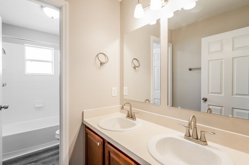 2,400/Mo, 433 Bloomfield Dr Kissimmee, FL 34758 Bathroom View 2