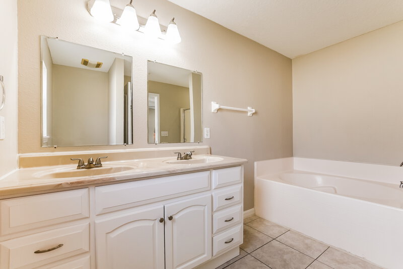 4,110/Mo, 4417 Spring Blossom Dr Kissimmee, FL 34746 Main Bathroom View