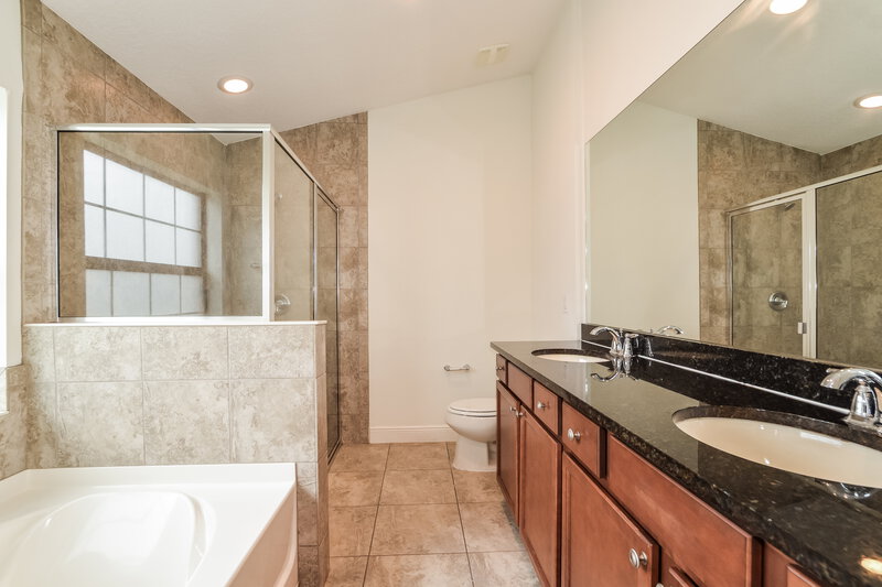 2,070/Mo, 1000 Mardi Gras Drive Kissimmee, FL 34759 Main Bathroom View