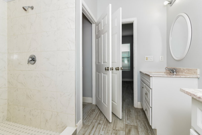 2,940/Mo, 822 Carrousel Lane Kissimmee, FL 34759 Main Bathroom View