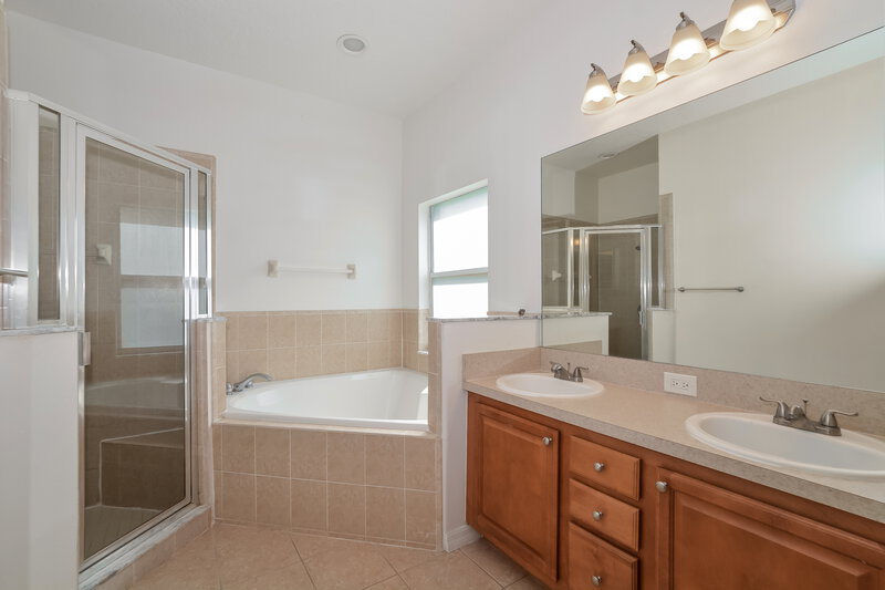 2,500/Mo, 1605 Shadowood Ct Apopka, FL 32712 Main Bathroom View