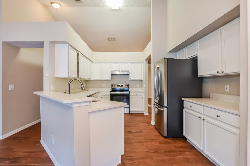 2,140/Mo, 13621 Meadowpark Ave Orlando, FL 32826 Kitchen View