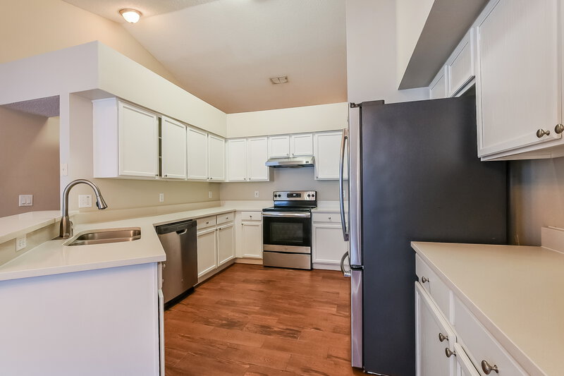 2,140/Mo, 13621 Meadowpark Ave Orlando, FL 32826 Kitchen View 2