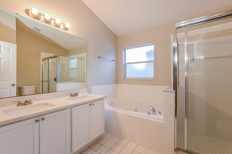 2,140/Mo, 13621 Meadowpark Ave Orlando, FL 32826 Main Bathroom View
