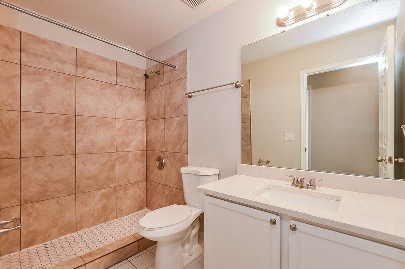 2,140/Mo, 13621 Meadowpark Ave Orlando, FL 32826 Bathroom View