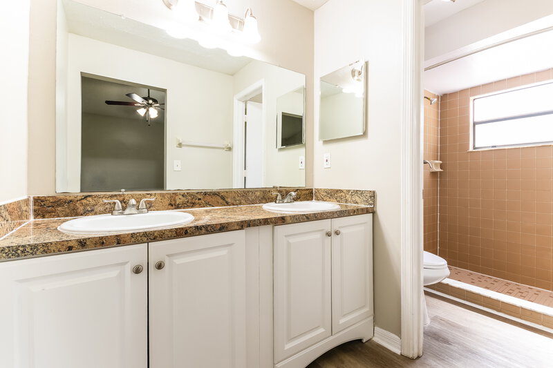 1,680/Mo, 610 N Delmonte Ct Kissimmee, FL 34758 Main Bathroom View