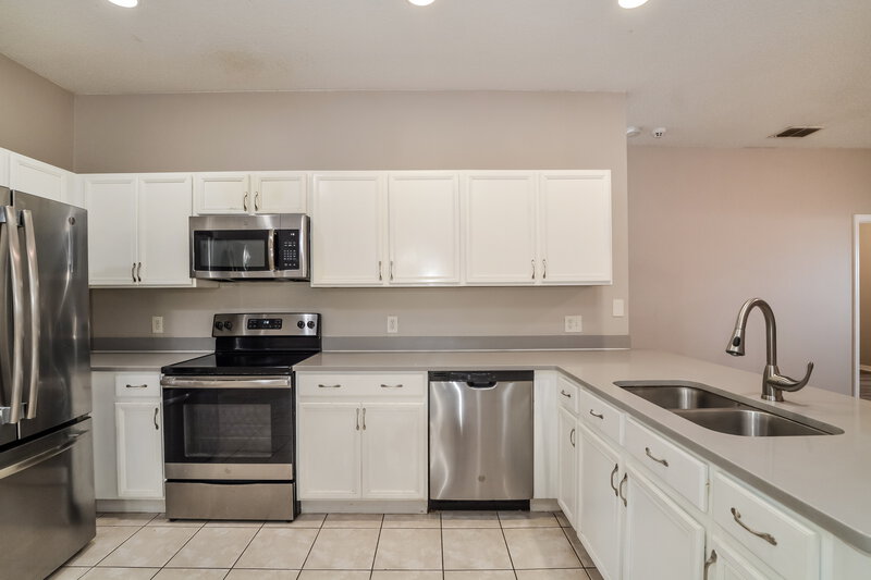1,800/Mo, 430 Bloomfield Dr Kissimmee, FL 34758 Kitchen View 2