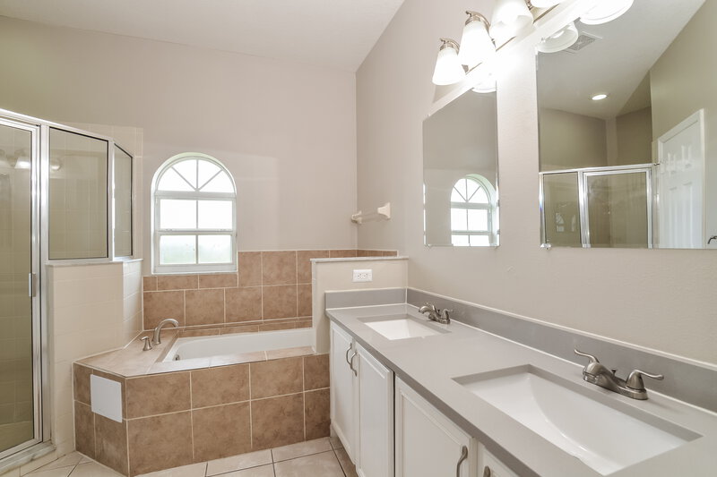 1,800/Mo, 430 Bloomfield Dr Kissimmee, FL 34758 Main Bathroom View
