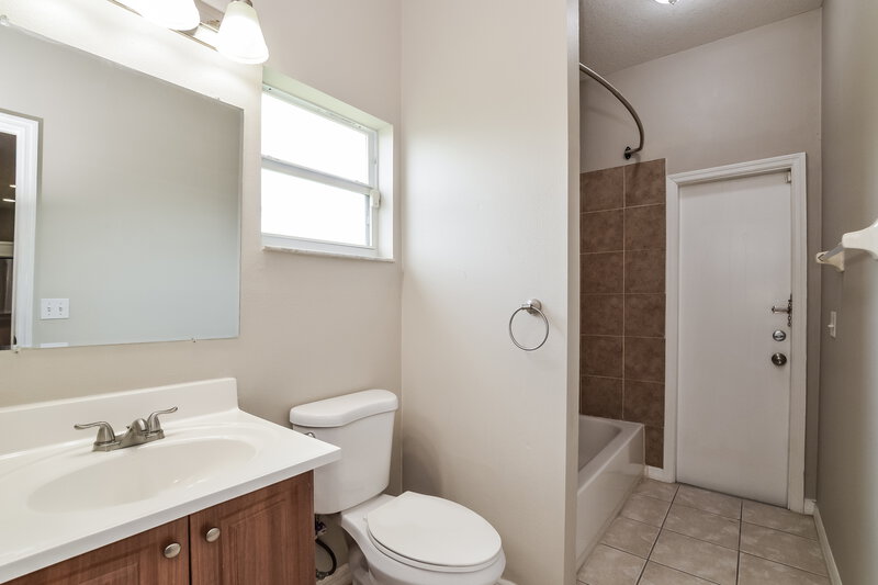 1,800/Mo, 430 Bloomfield Dr Kissimmee, FL 34758 Bathroom View