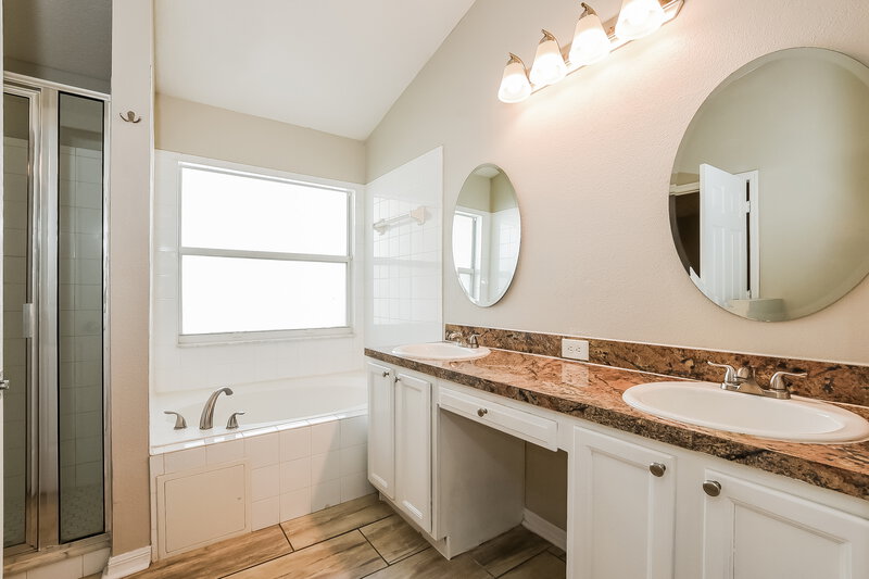 2,180/Mo, 25223 Ironwedge Dr Sorrento, FL 32776 Main Bathroom View