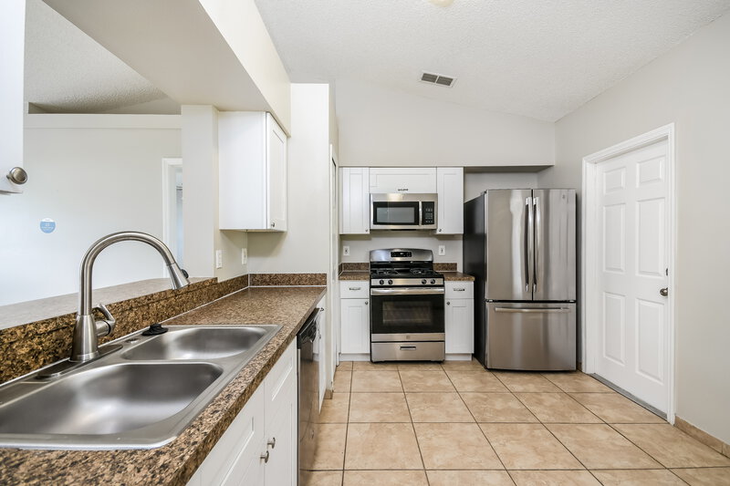 2,095/Mo, 15146 Margaux Dr Clermont, FL 34714 Kitchen View