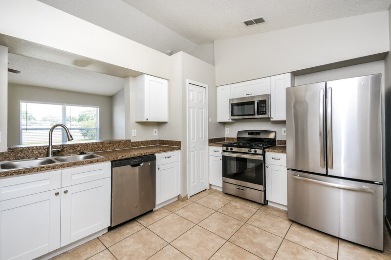 2,095/Mo, 15146 Margaux Dr Clermont, FL 34714 Kitchen View 2