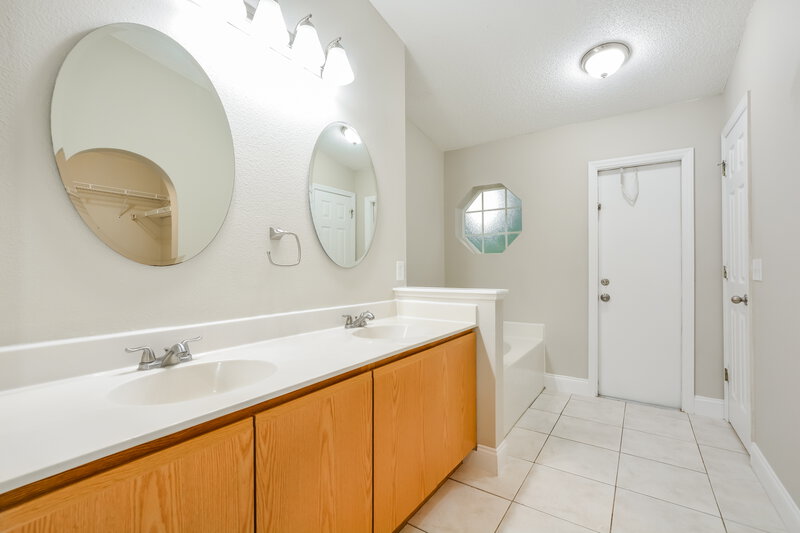 2,795/Mo, 3254 Erskine Dr Orlando, FL 32825 Main Bathroom View
