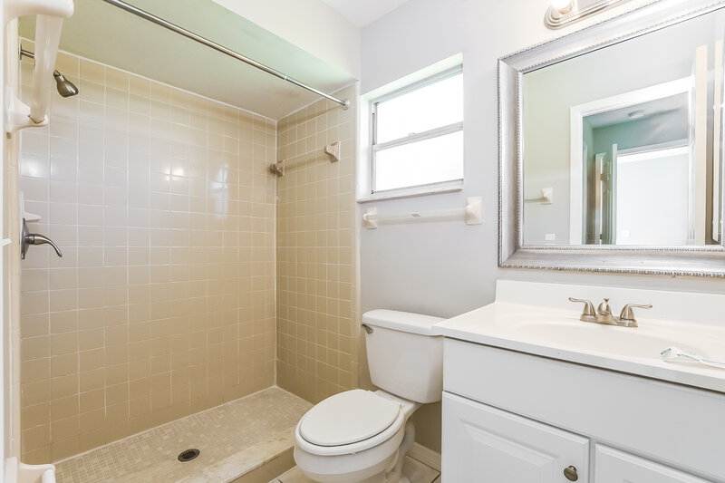 2,020/Mo, 1410 Orchid Ln Kissimmee, FL 34744 Main Bathroom View