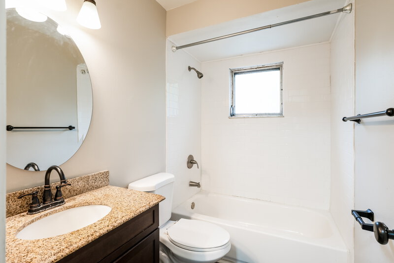 2,315/Mo, 2701 Kinnon Dr Orlando, FL 32817 Main Bathroom View