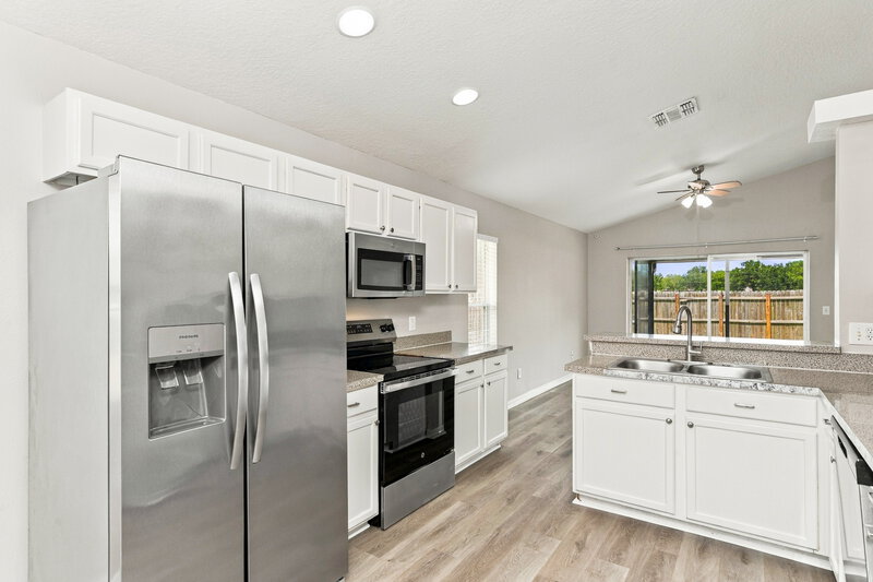 2,105/Mo, 3027 Eagle Crossing Dr Kissimmee, FL 34746 Kitchen View 2