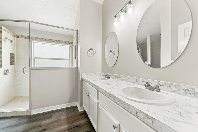 2,105/Mo, 3027 Eagle Crossing Dr Kissimmee, FL 34746 Primary Bathroom View