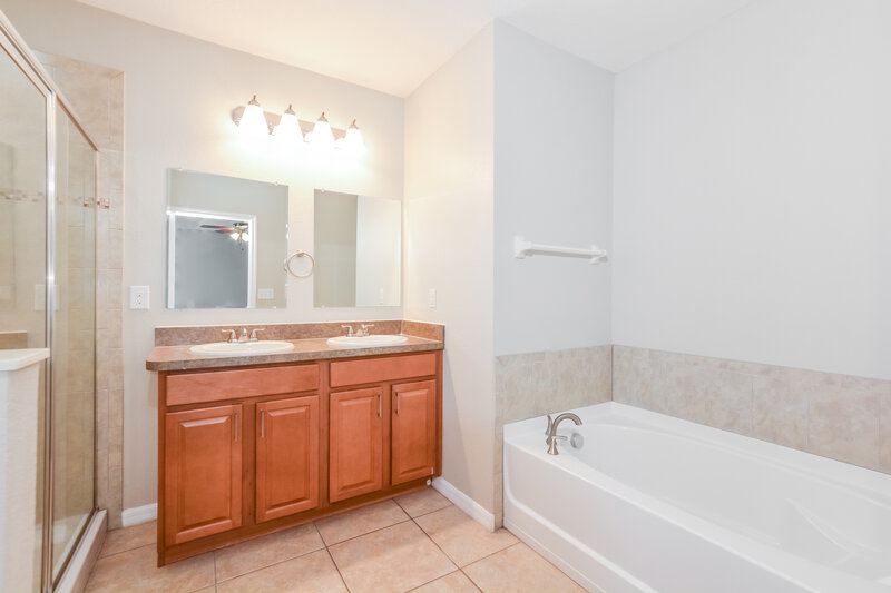 2,225/Mo, 314 Red Kite Dr Groveland, FL 34736 Main Bathroom View
