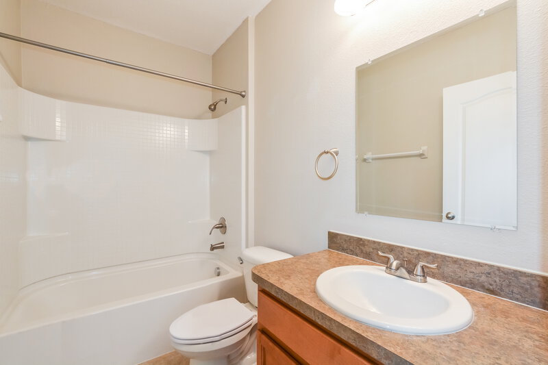 2,225/Mo, 314 Red Kite Dr Groveland, FL 34736 Bathroom View