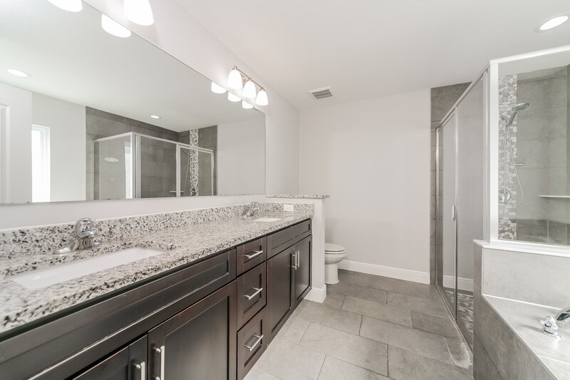 2,060/Mo, 1004 Dartmoor Pl Kissimmee, FL 34758 Main Bathroom View