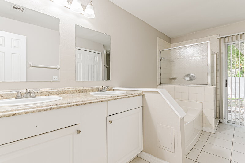 1,900/Mo, 103 Montclair Way Kissimmee, FL 34758 Main Bathroom View
