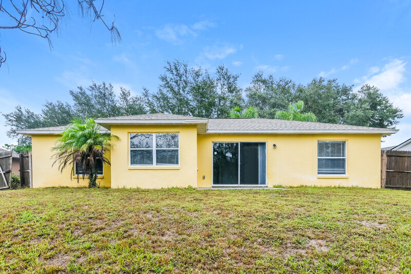 2,000/Mo, 15127 Margaux Dr Clermont, FL 34714 Rear View