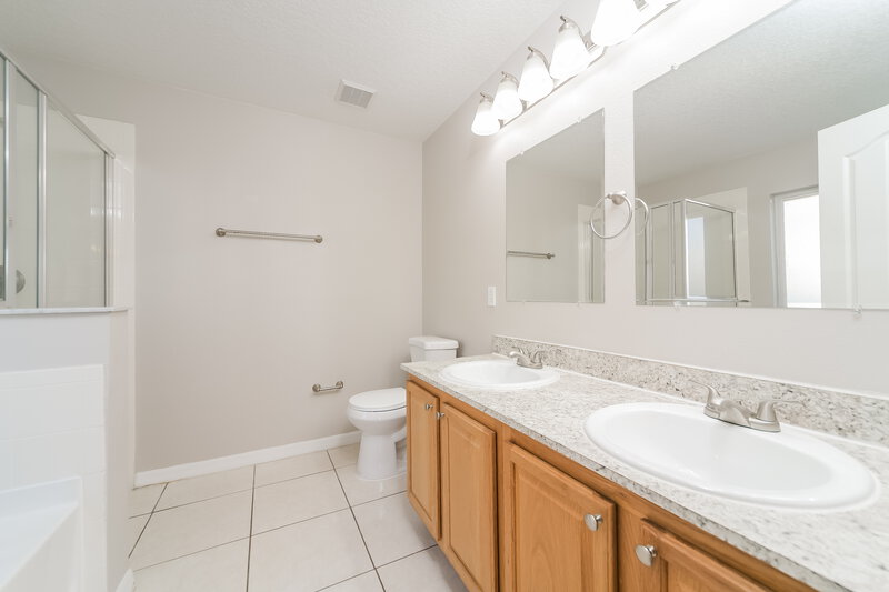2,245/Mo, 4550 Ross Lanier Ln Kissimmee, FL 34758 Main Bathroom View