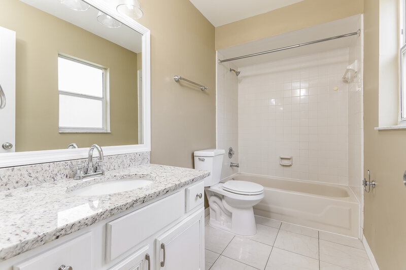 1,965/Mo, 547 Brentford Ct Kissimmee, FL 34758 Main Bathroom View